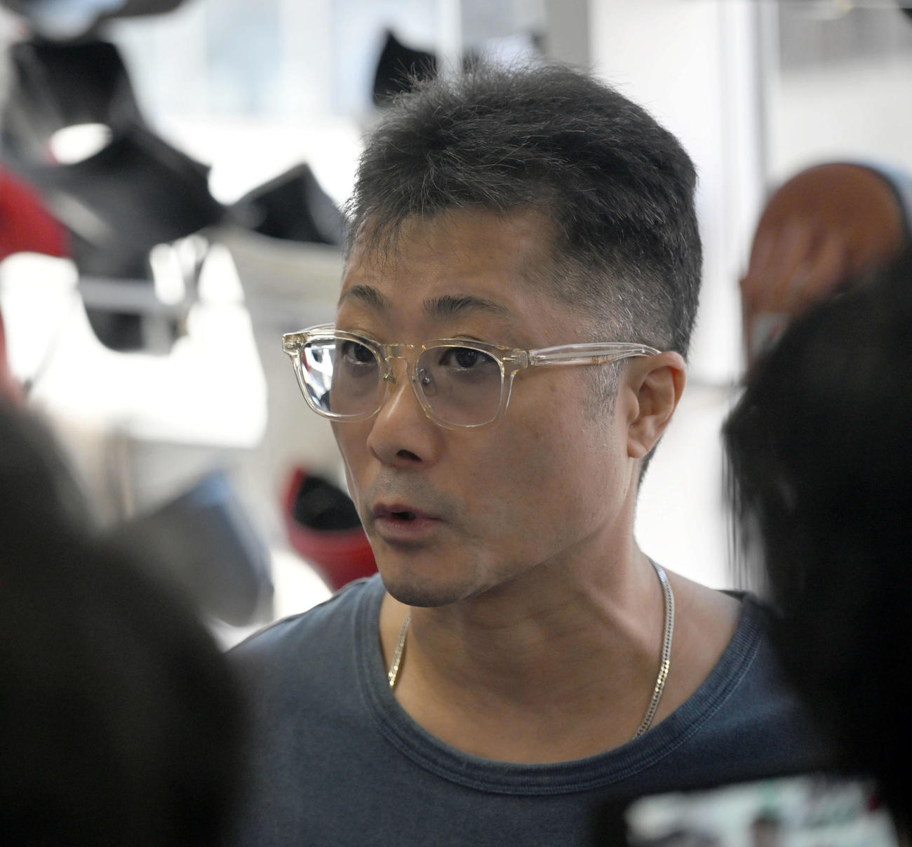 アフマダリエフの公開練習を視察後、取材に応じる井上尚弥の父真吾トレーナー（撮影・千葉一成）