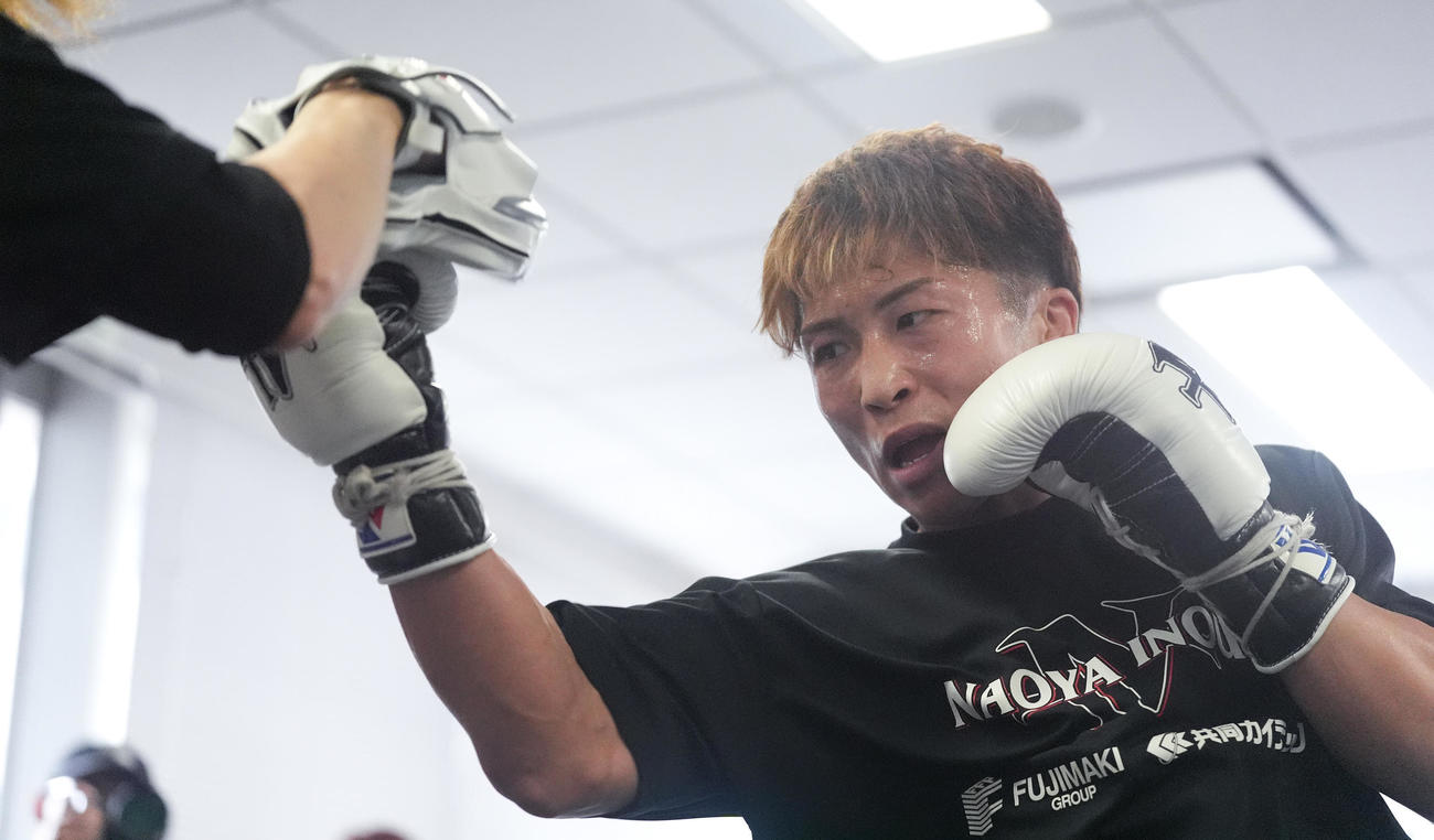 公開練習で汗を流す4団体統一スーパーバンタム級王者の井上尚（撮影・鈴木みどり）