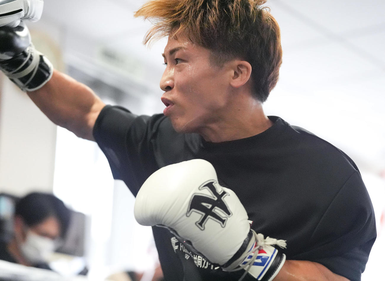 公開練習で汗を流す4団体統一スーパーバンタム級王者の井上尚（撮影・鈴木みどり）