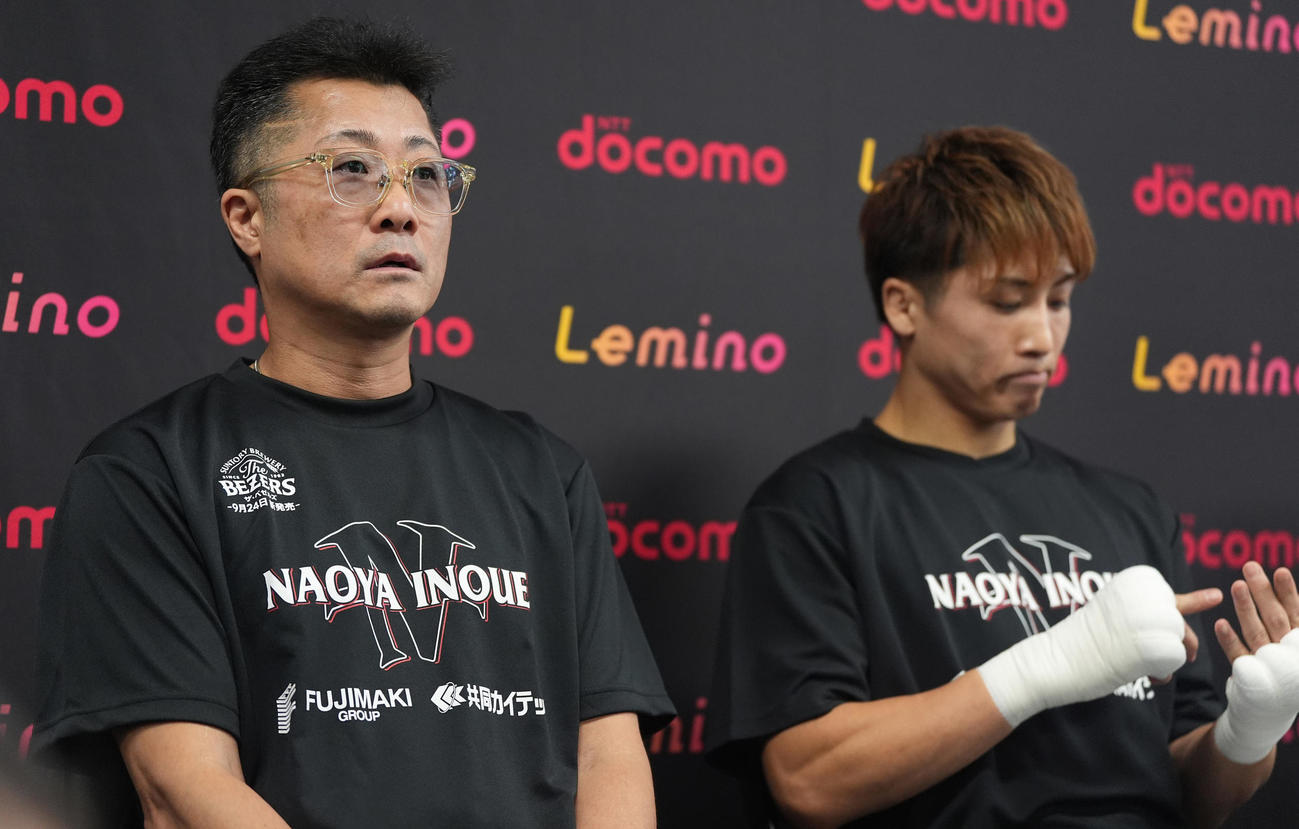 公開練習前の会見で話す父真吾トレーナー。右は4団体統一スーパーバンタム級王者の井上尚（撮影・鈴木みどり）