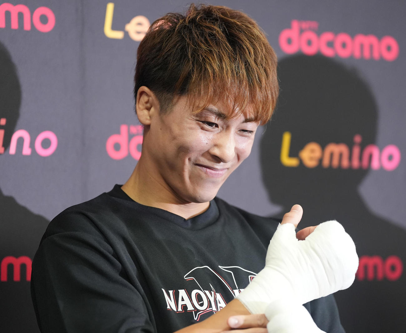 公開練習前の会見で笑顔の4団体統一スーパーバンタム級王者の井上尚（撮影・鈴木みどり）