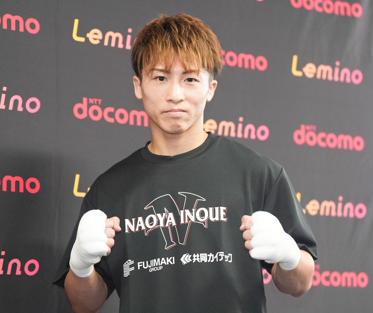 公開練習前の会見を終え、ポーズを取る4団体統一スーパーバンタム級王者の井上尚（撮影・鈴木みどり）