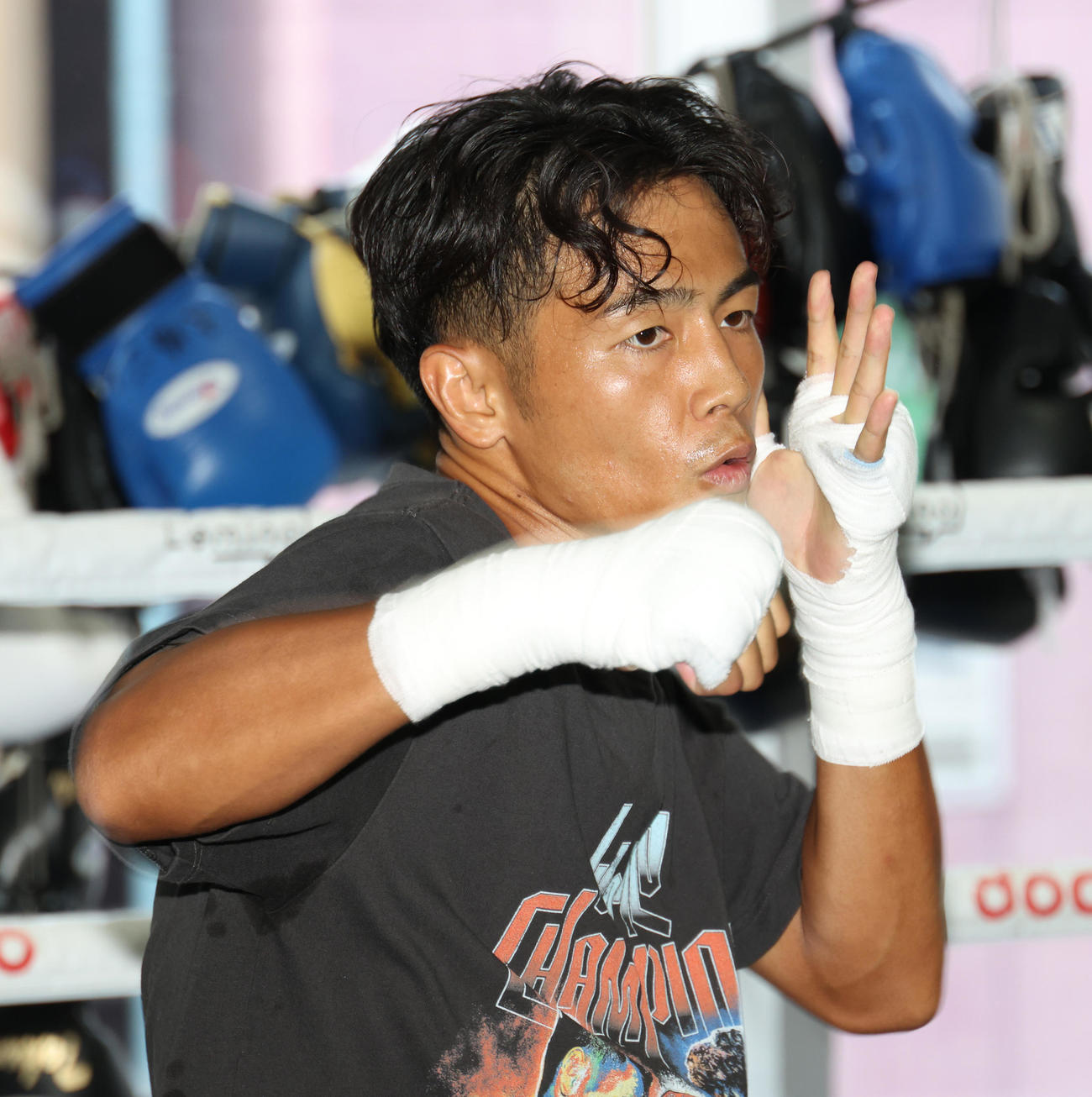公開練習するWBO世界バンタム級王者武居（撮影・中島郁夫）