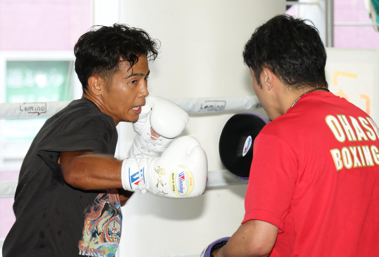 八重樫トレーナー（右）と公開練習するWBO世界バンタム級王者の武居（撮影・中島郁夫）