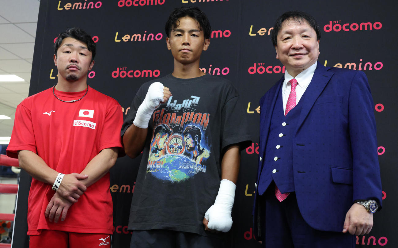 会見後に記念撮影する、左から八重樫トレーナー、WBO世界バンタム級王者武居、大橋会長（撮影・中島郁夫）