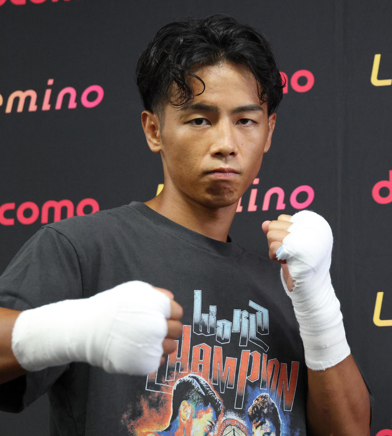 公開練習でポーズを決めるWBO世界バンタム級王者武居（撮影・中島郁夫）