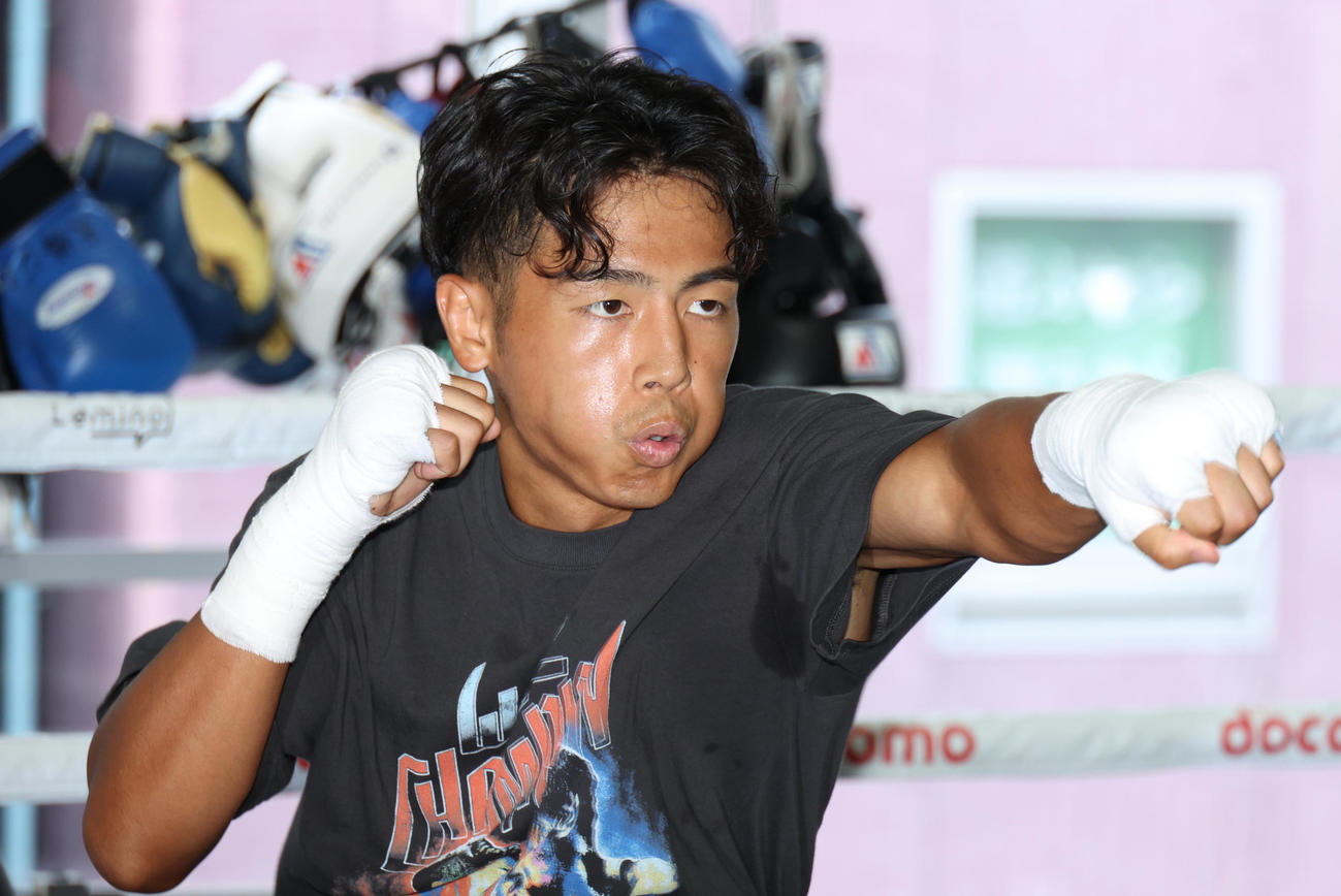 公開練習するWBO世界バンタム級王者武居（撮影・中島郁夫）