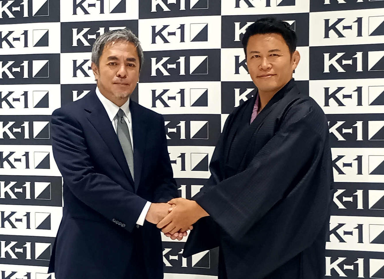 退任する前プロデューサーの宮田充氏と新任の須藤元気氏（右）