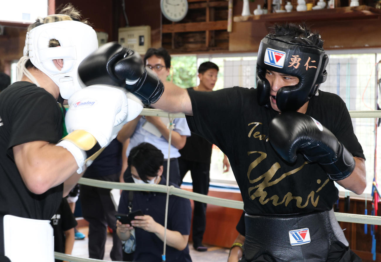 公開スパーリングを行う高田（右）（撮影・中島郁夫）