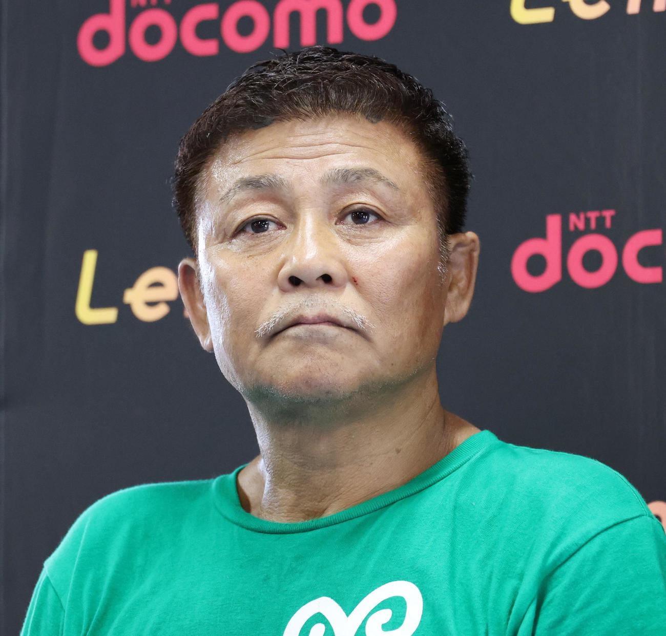 会見を行うライオンズボクシングジム渡辺トレーナー（撮影・中島郁夫）