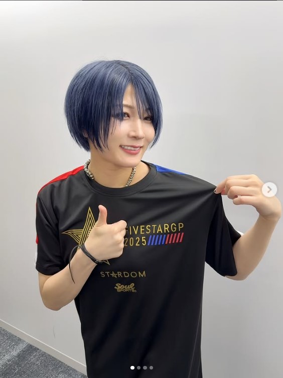 以前の青の髪色の安納サオリ（安納サオリのインスタグラムから）
