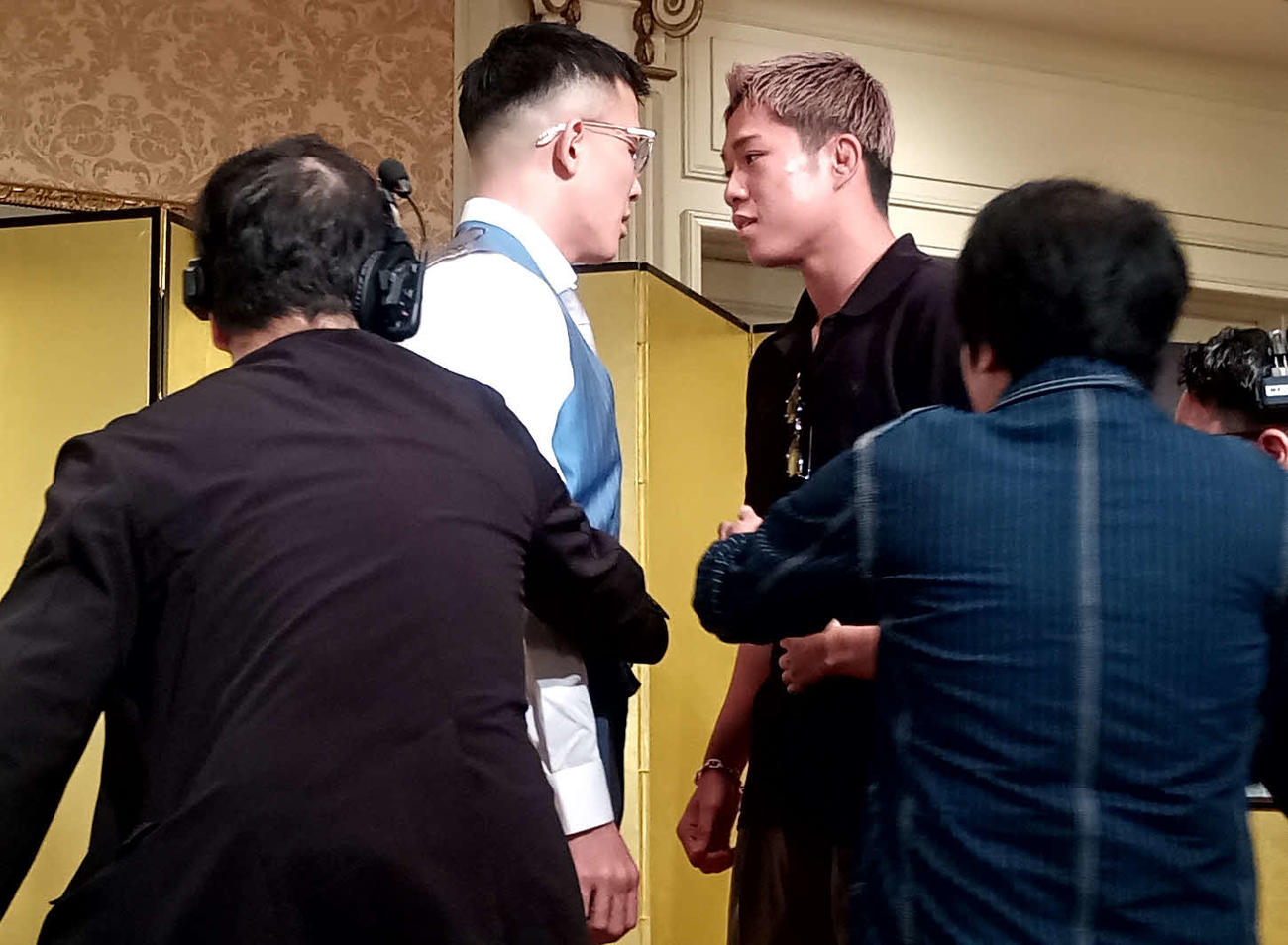 にらみ合う萩原京平（左）と秋元強真の間にスタッフが割って入った