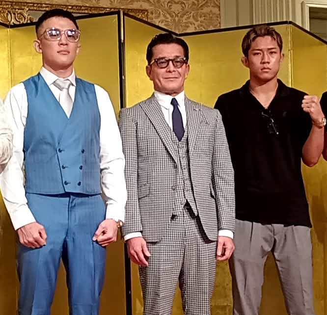 会見に出席した榊原信行CEO（中央）左は萩原京平、右は秋元強真