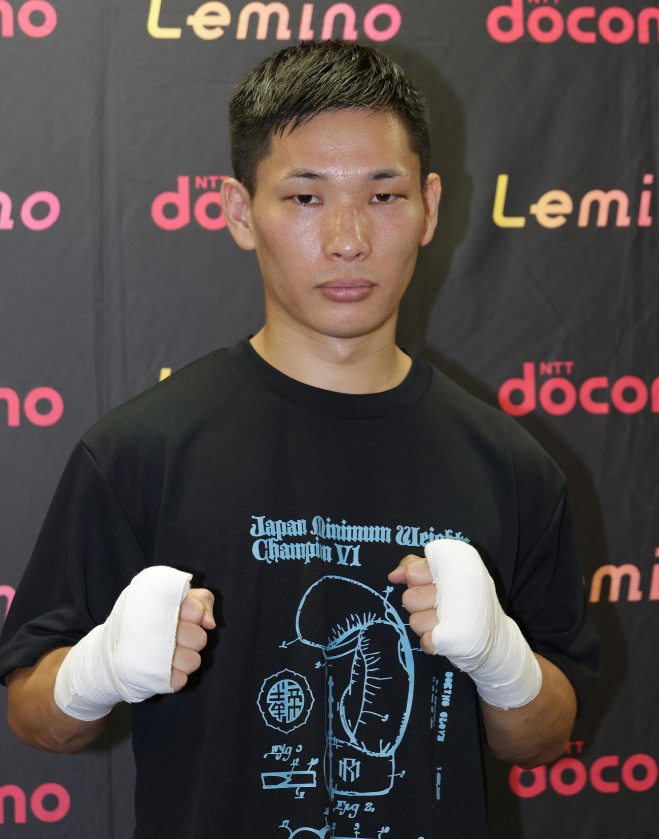 会見後に記念撮影する帝拳ジム松本（撮影・中島郁夫）