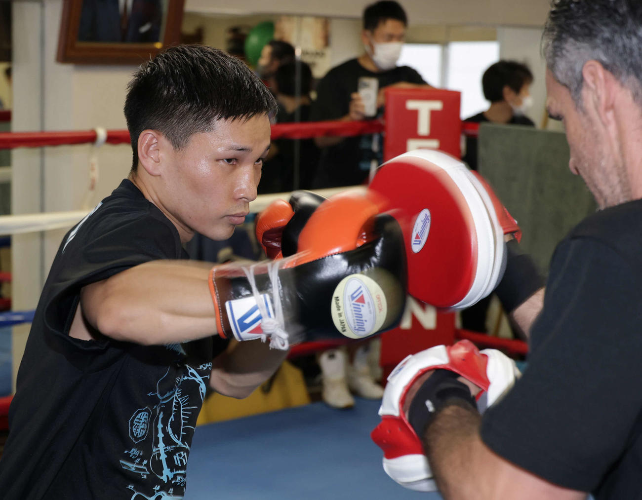公開練習する帝拳ジム松本（左）（撮影・中島郁夫）