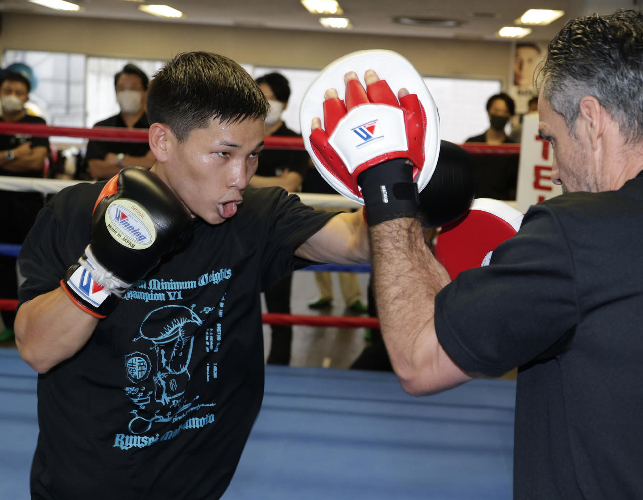 公開練習する帝拳ジム松本（左）（撮影・中島郁夫）