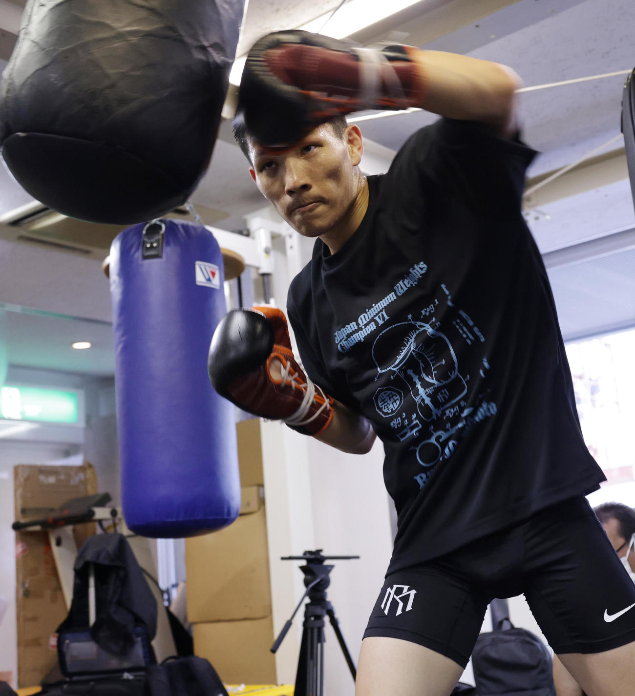 公開練習する帝拳ジム松本（撮影・中島郁夫）