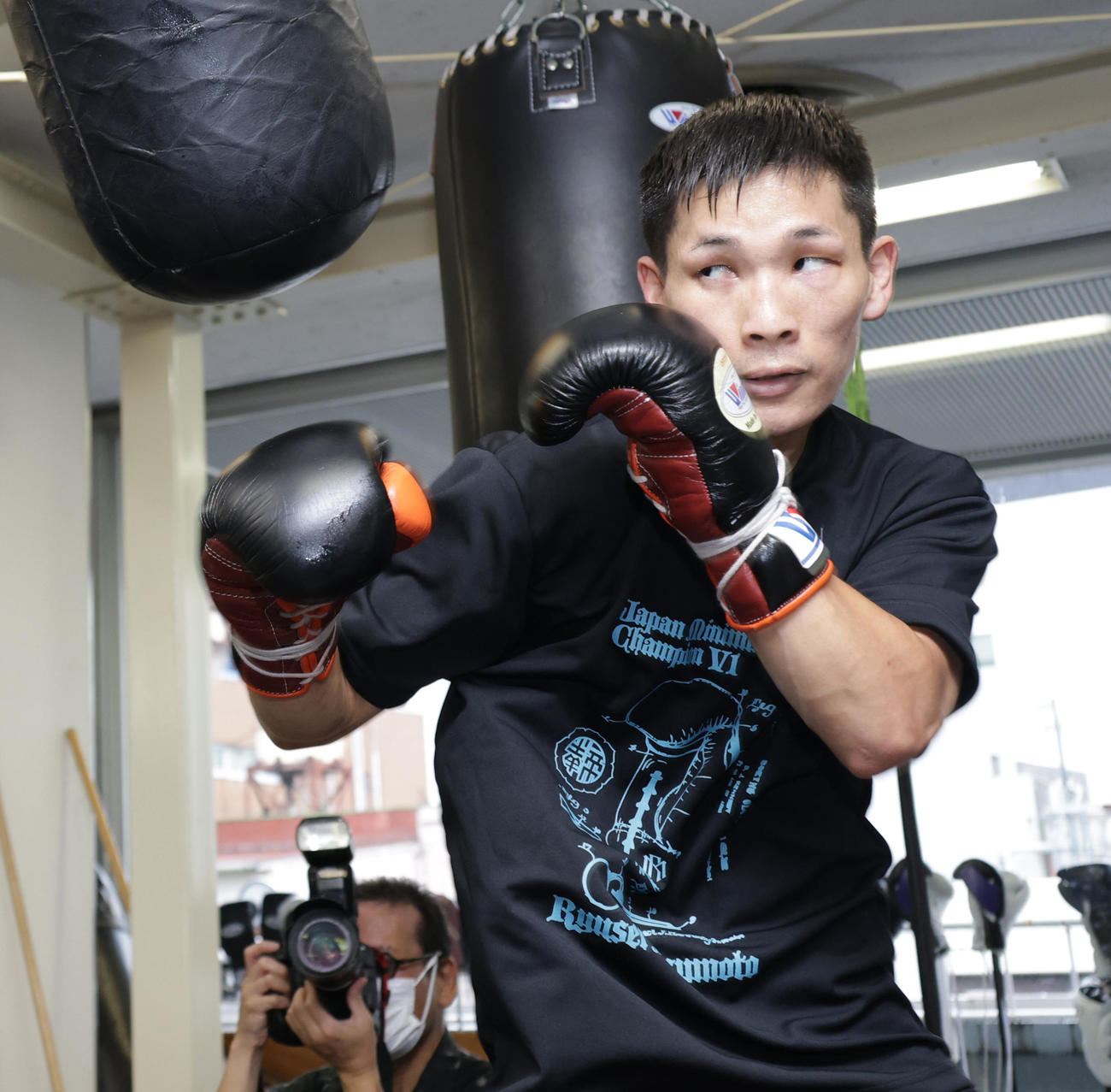 公開練習する帝拳ジム松本（撮影・中島郁夫）