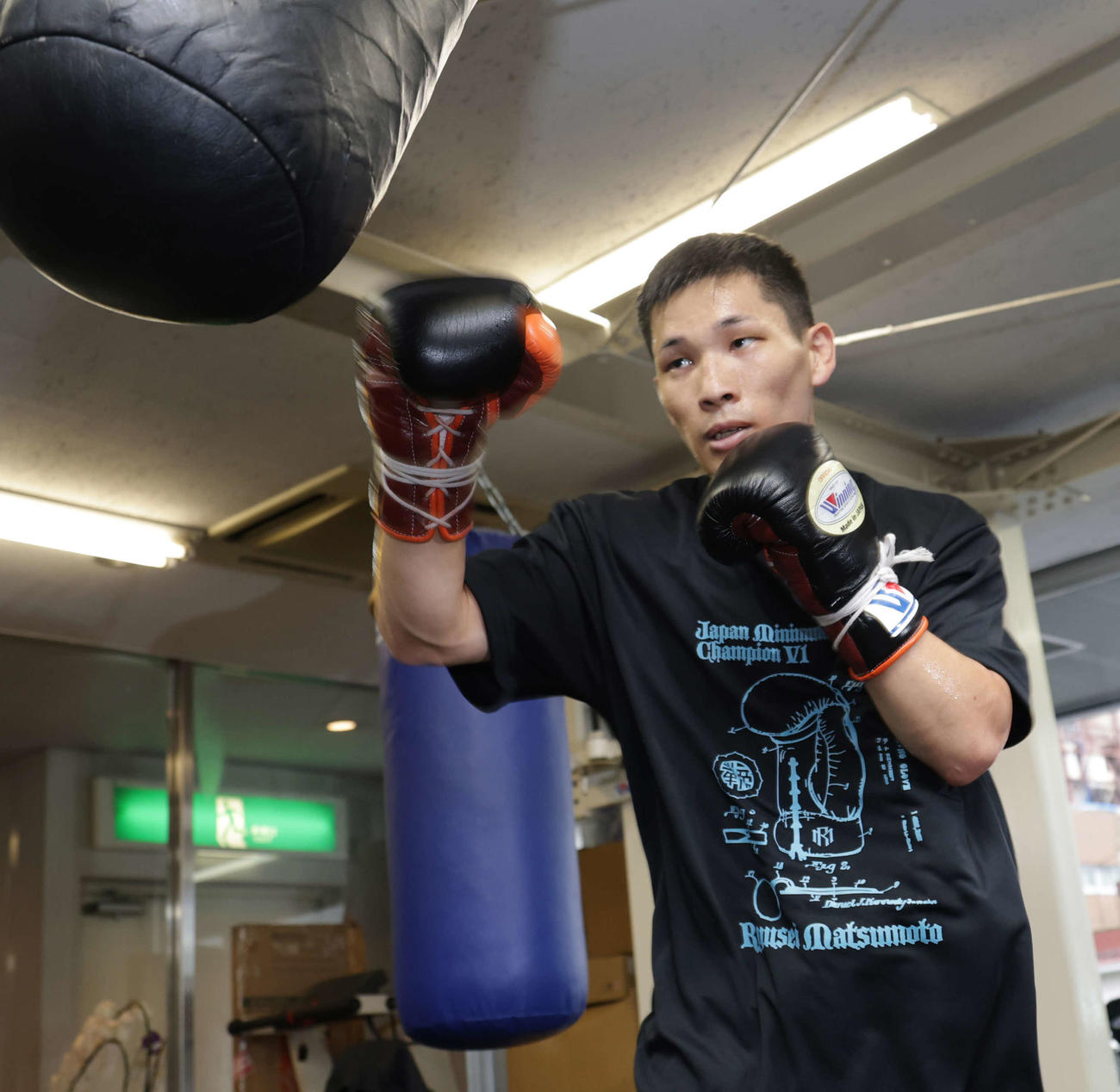 公開練習する帝拳ジム松本（撮影・中島郁夫）