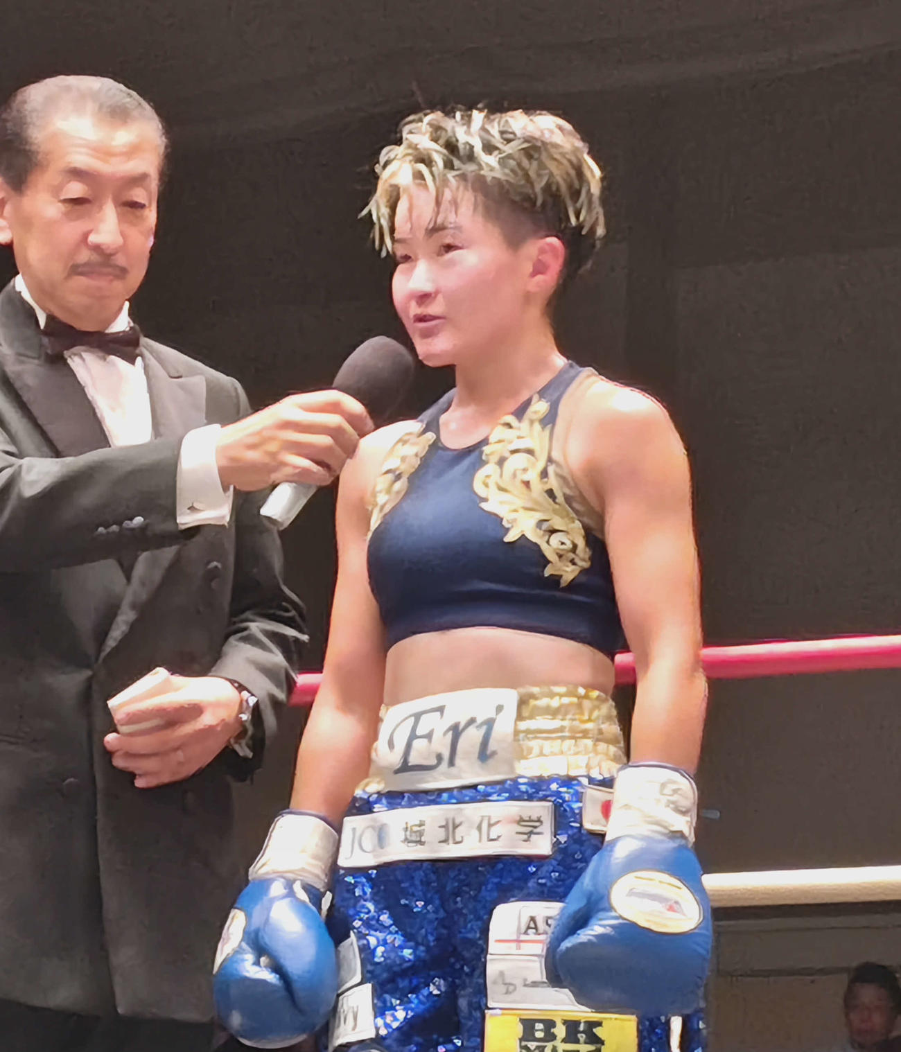 再起戦を飾って勝利者インタビューを受ける元WBA、WBO女子世界アトム級王者松田恵里（右）