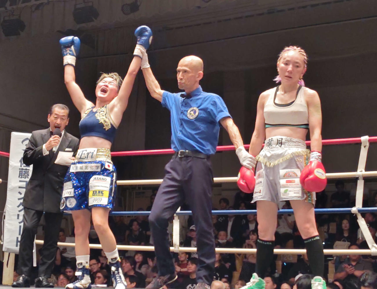 再起戦で葉月さなとの世界ランカー対決に臨み、判定勝利した元WBA、WBO女子世界アトム級統一王者松田恵里（左端）