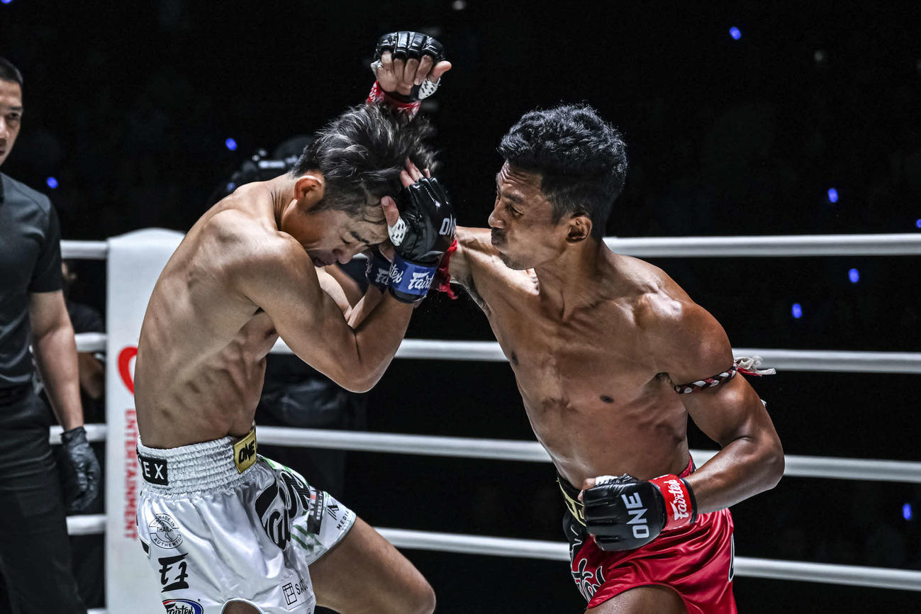 サニットの右ヒジを浴びてKO負けした小笠原瑛作（左）（C）ONE Championship