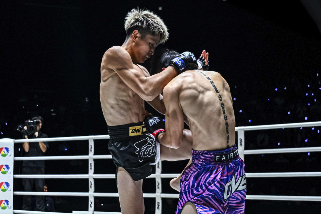 久井大夢（左）は強烈なヒザをたたき込んだ（C）ONE Championship