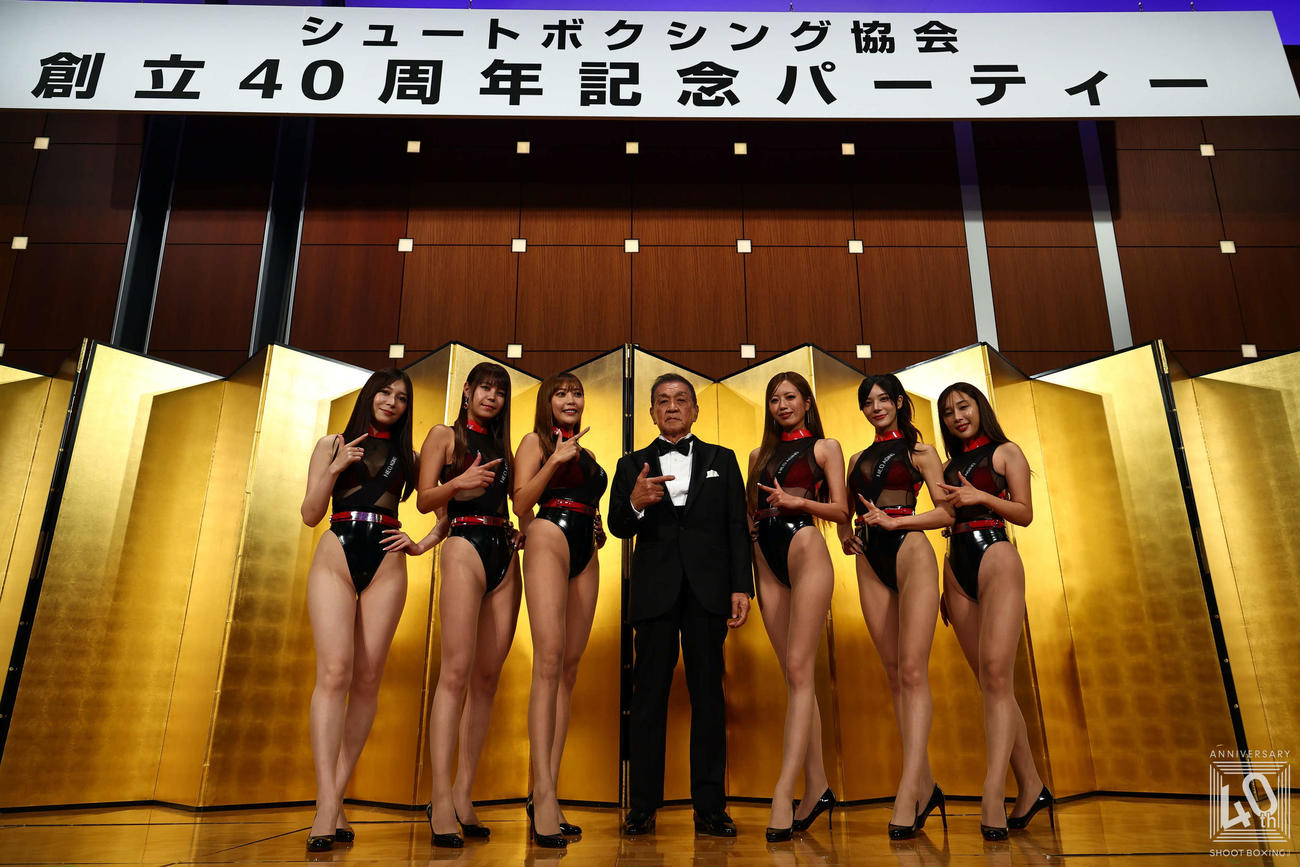シュートガールズと写真に収まるシーザー武志会長（C）SHOOT BOXING