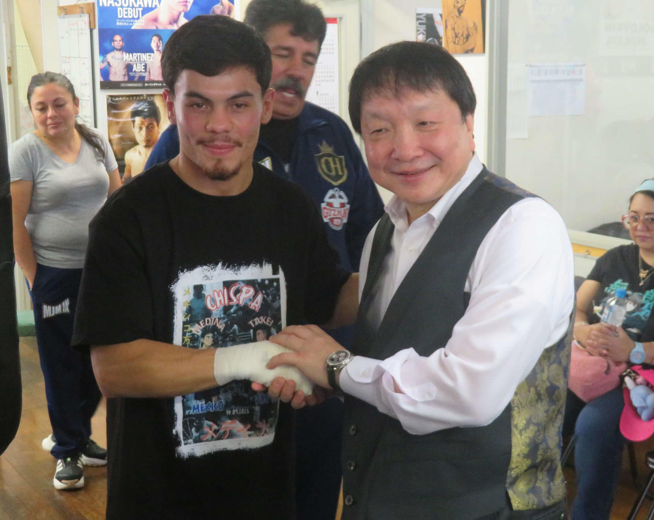 WBO世界バンタム級王者武居由樹の所属ジムの大橋秀行会長（右）と握手する挑戦者の同級1位クリスチャン・メディナ
