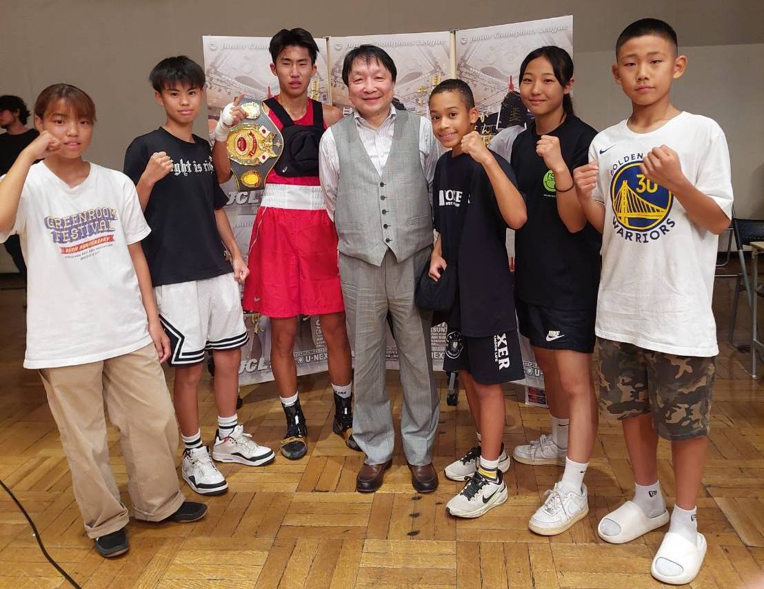 JCL全国大会で優勝した大橋ジム勢。左から中込唯夏、高梨慎之介、境雷明、大橋秀行会長、関岳、杉原虹空、蛭子蓮（大橋ジム提供）