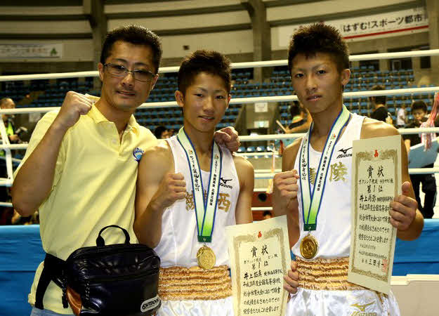 高校総体ボクシングで史上2組目の兄弟Vを果たした井上尚弥（右）と拓真（中央）。左は父真吾氏（2011年8月撮影）