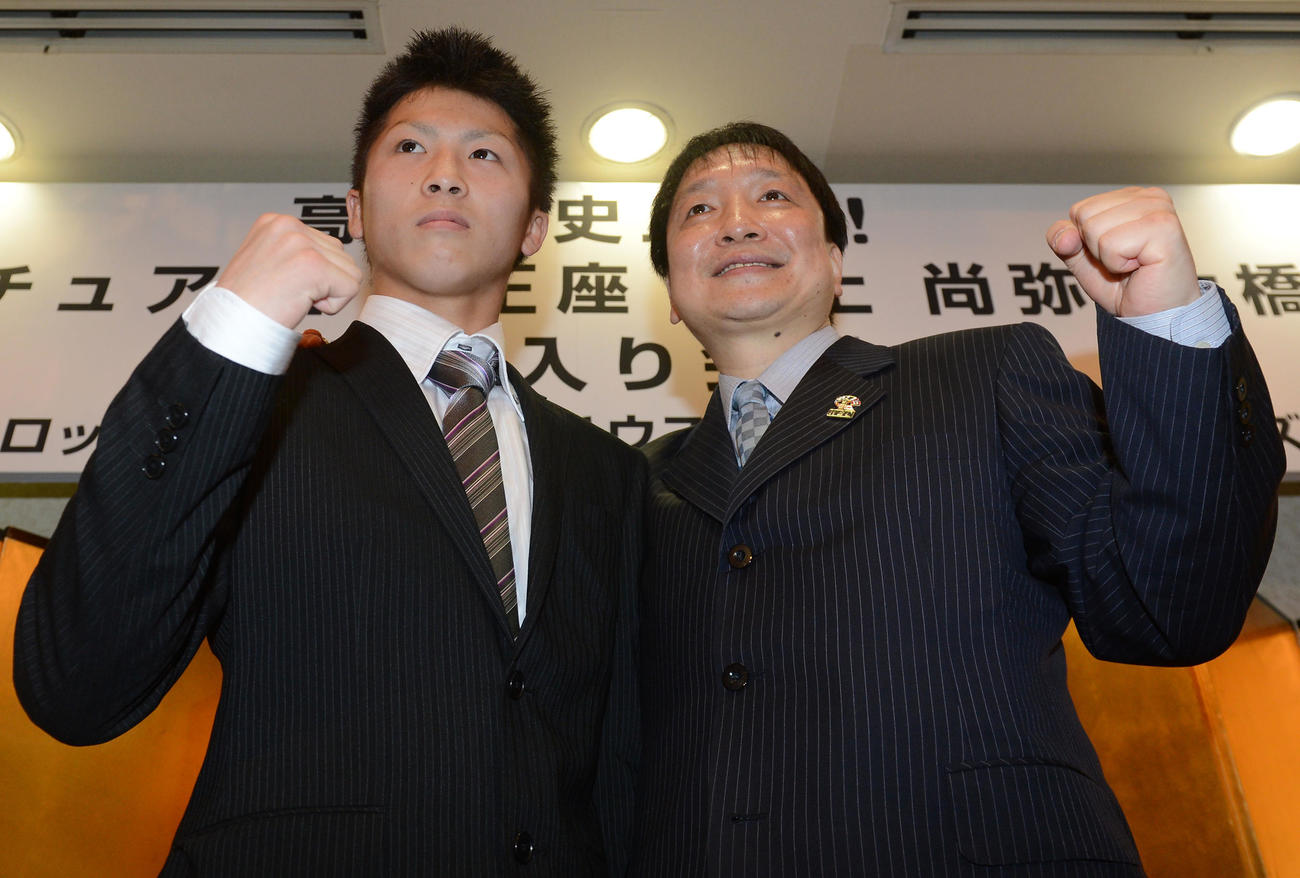 大橋ジム入り発表会見で大橋会長と視線を上げてファイティングポーズを取る井上尚弥（2012年7月撮影）