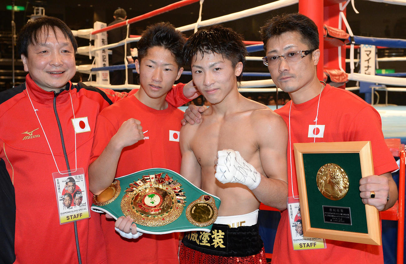 東洋太平洋ライトフライ級王者となった井上尚弥。左から大橋会長、弟拓真、1人おいて真吾トレーナー（2013年12月撮影）