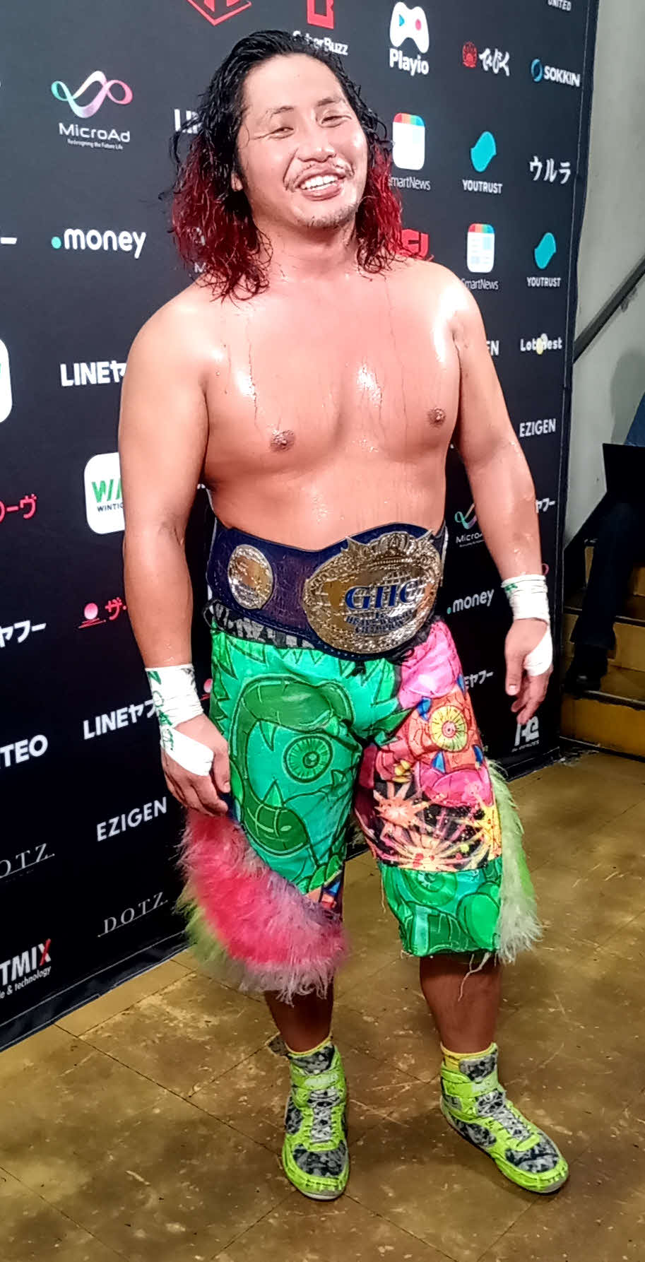 GHCジュニアヘビー級王座を戴冠し、うれしそうな高橋ヒロム