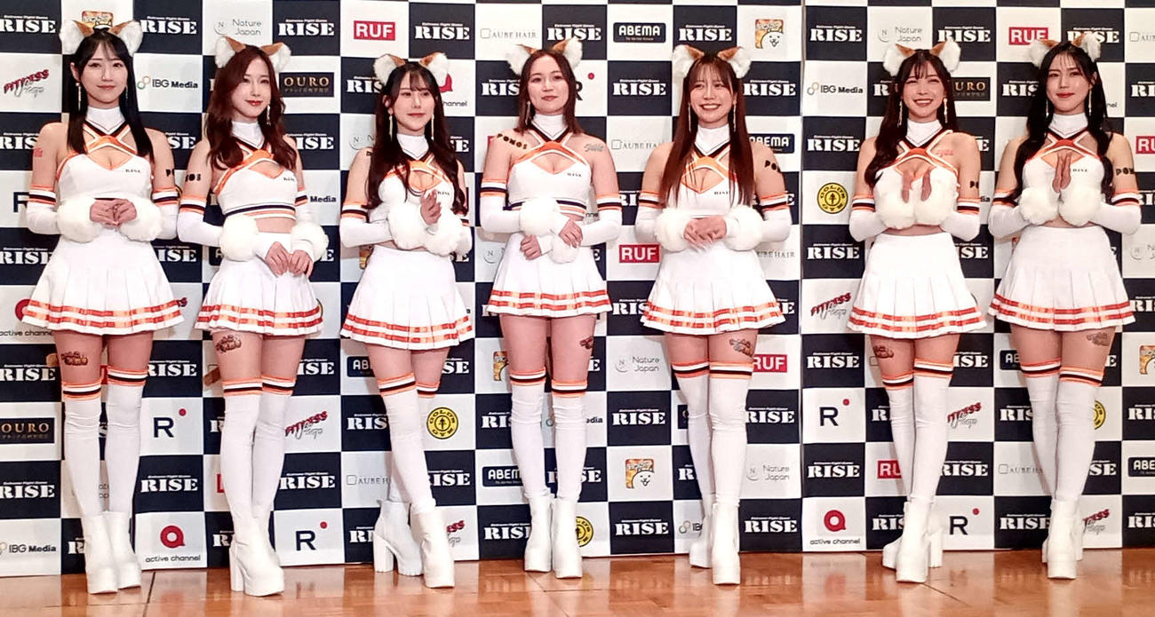 2025年「R－1SE Force」の（右から）真木しおり、七瀬なな、桜りん、セラ、名取くるみ、益田アンナ、川瀬もえ