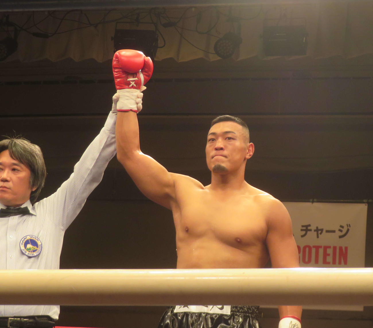 約4カ月ぶりの再起戦で2回TKO勝利を飾った元K－1ファイターの星龍之介（右）