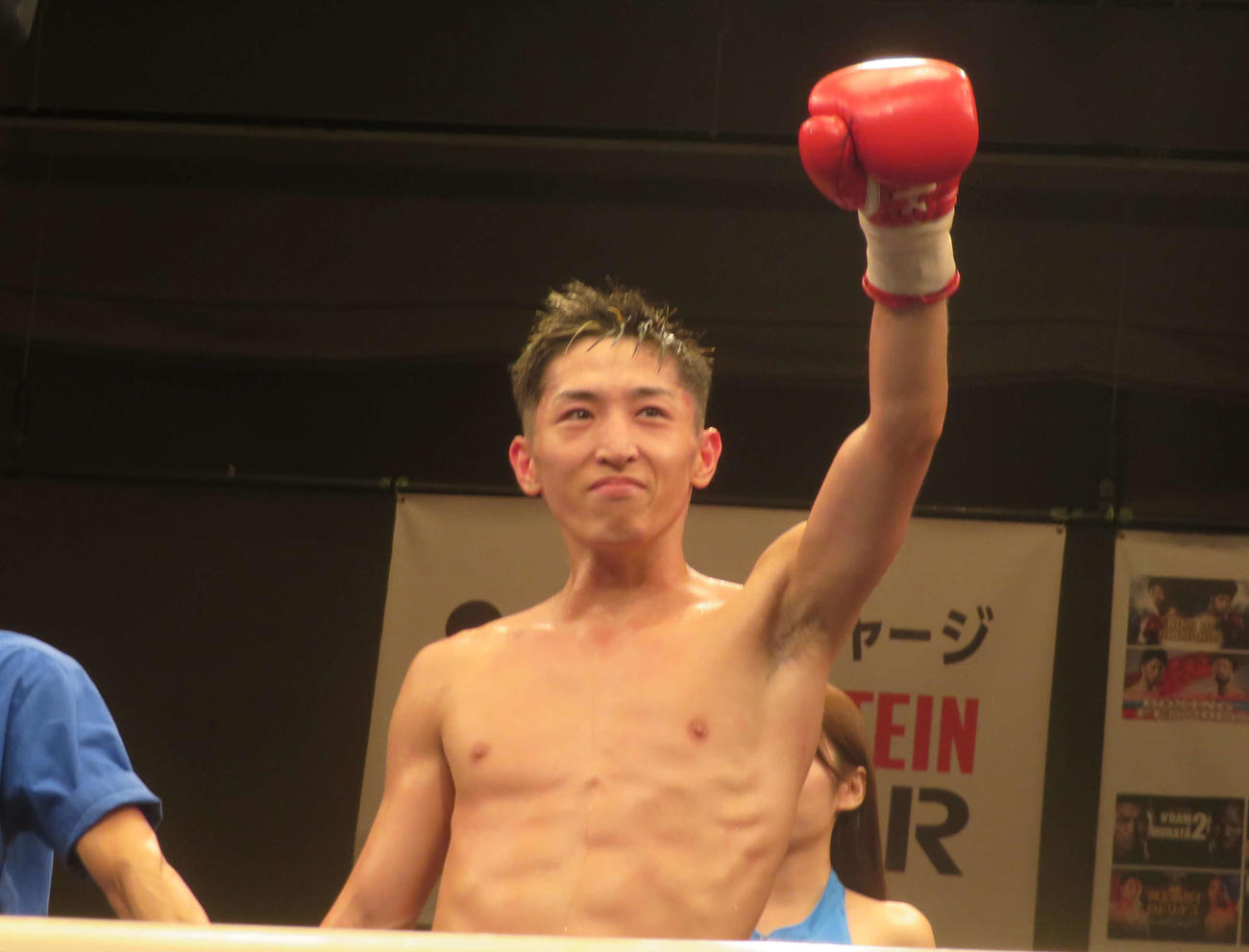 3連勝を飾り、ファンの声援に応えるアマ8冠で日本スーパーフライ級13位の中垣龍汰朗