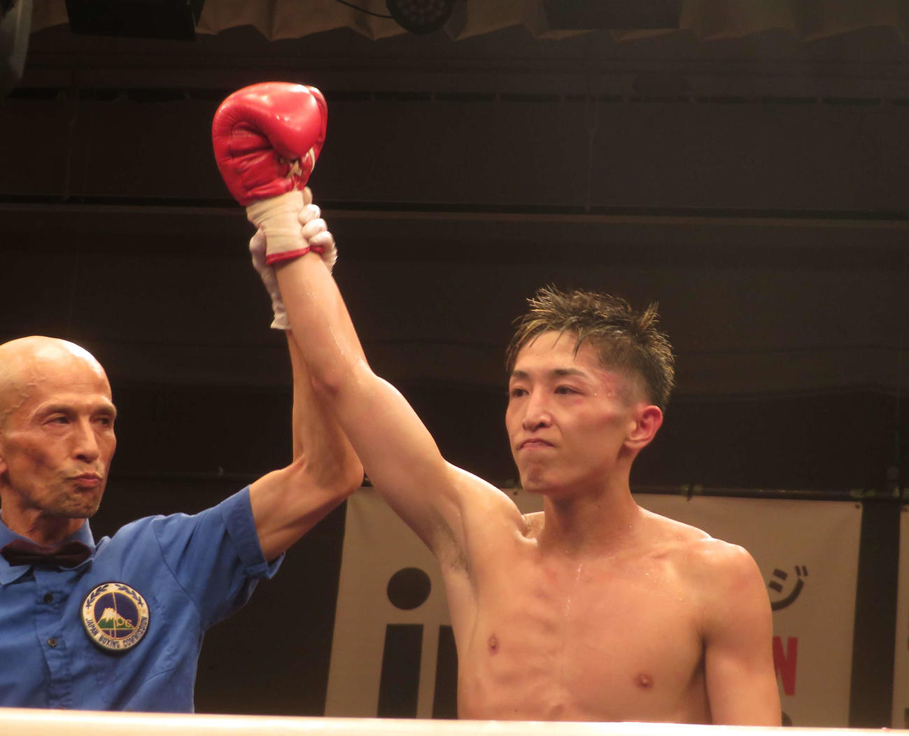 勝ち名乗りを受けるアマ8冠で日本スーパーフライ級13位の中垣龍汰朗