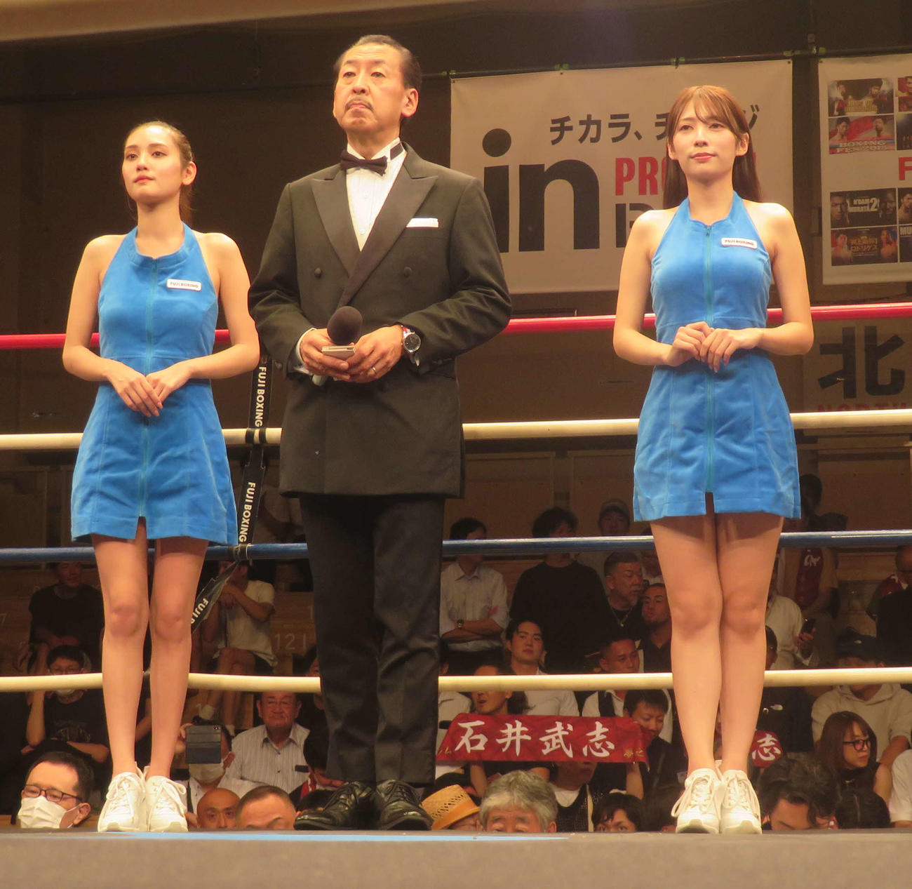 フェニックスバトル142大会でラウンドガールを務めた天野レナ（左端）と涼木静（右端）