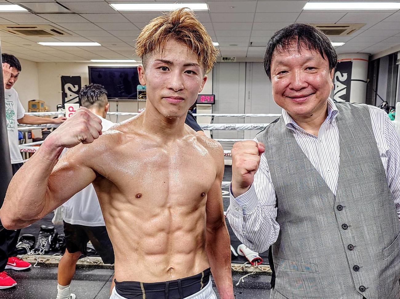 14日のアフマダリエフ戦に向け、ジムワークを打ち上げた井上尚弥（左）、右は所属ジムの大橋秀行会長（大橋ジム提供）