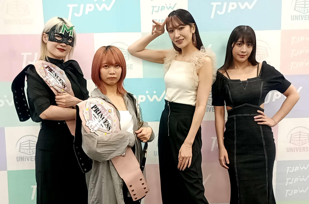 プリンセスタッグ王座戦で戦う（左から）王者組のハイパーミサヲ、中島翔子、挑戦者組の上福ゆき、上原わかな
