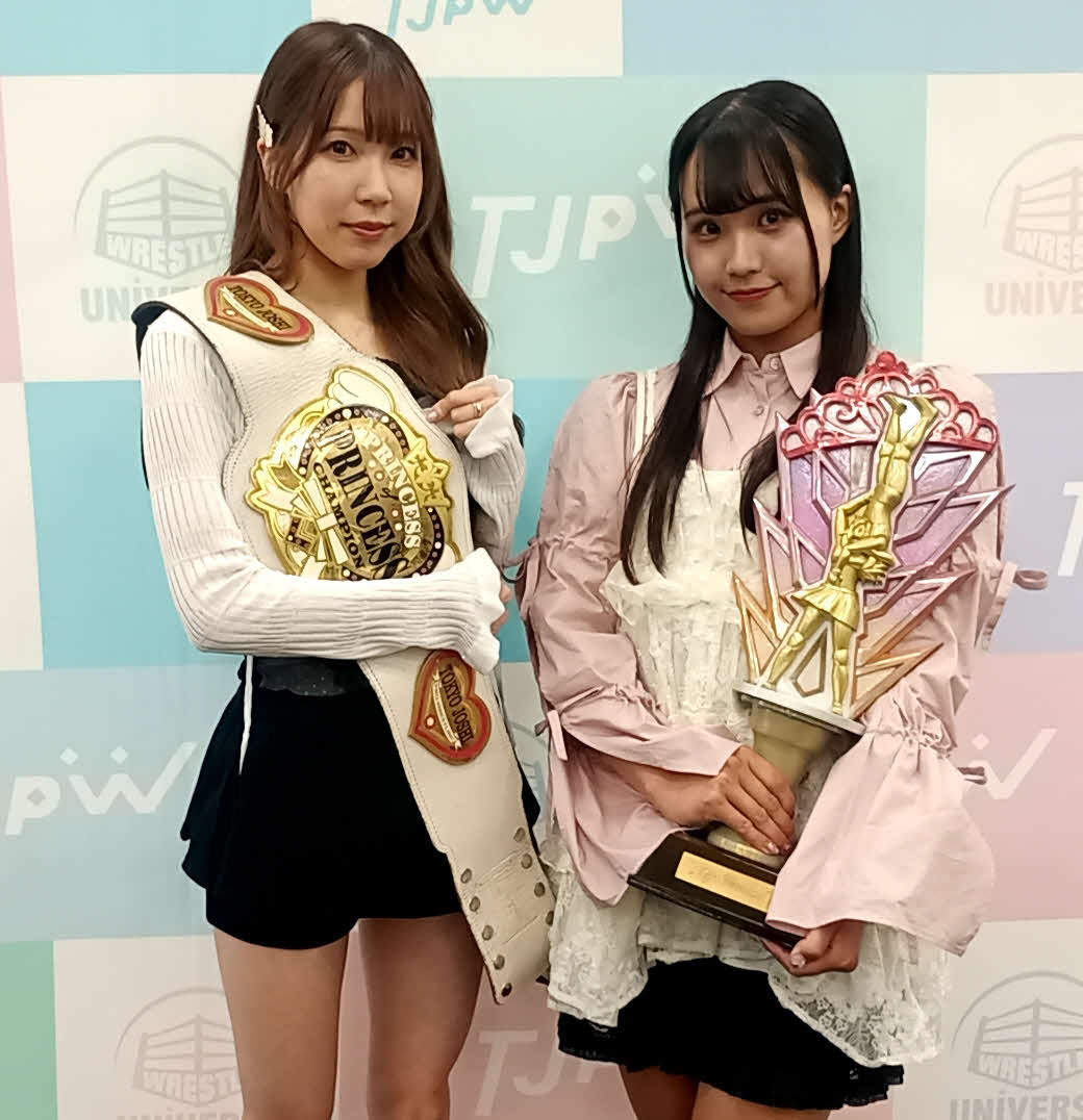 調印式で神経戦を繰り広げたプリプリ王者瑞希（左）と挑戦者渡辺未詩