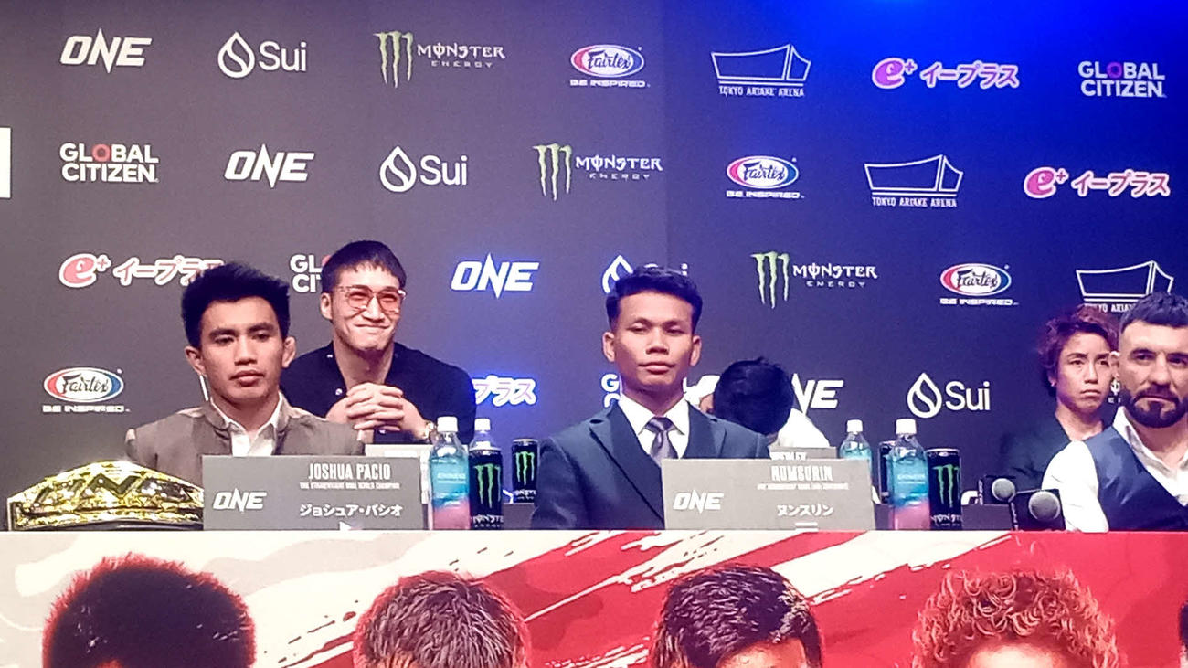 会見に登場した安保瑠輝也（左から2人目）