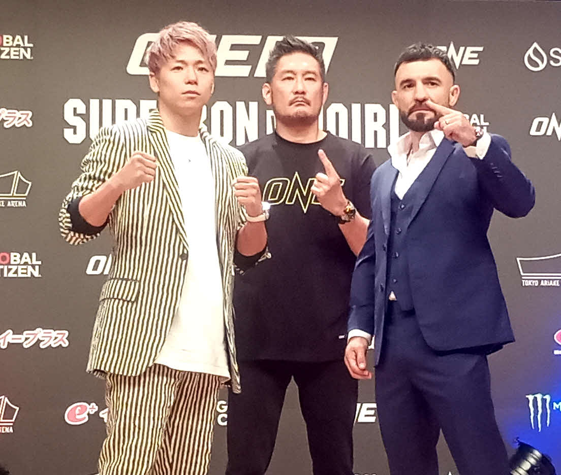 フェイスオフした武尊（左）とデニス・ピューリック