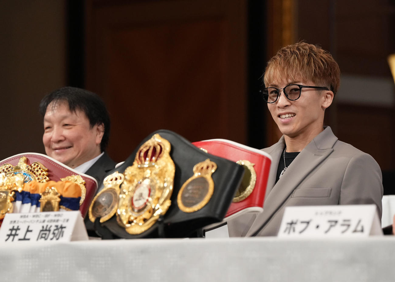 会見の席に着く井上（右）左は大橋会長（撮影・森本幸一）