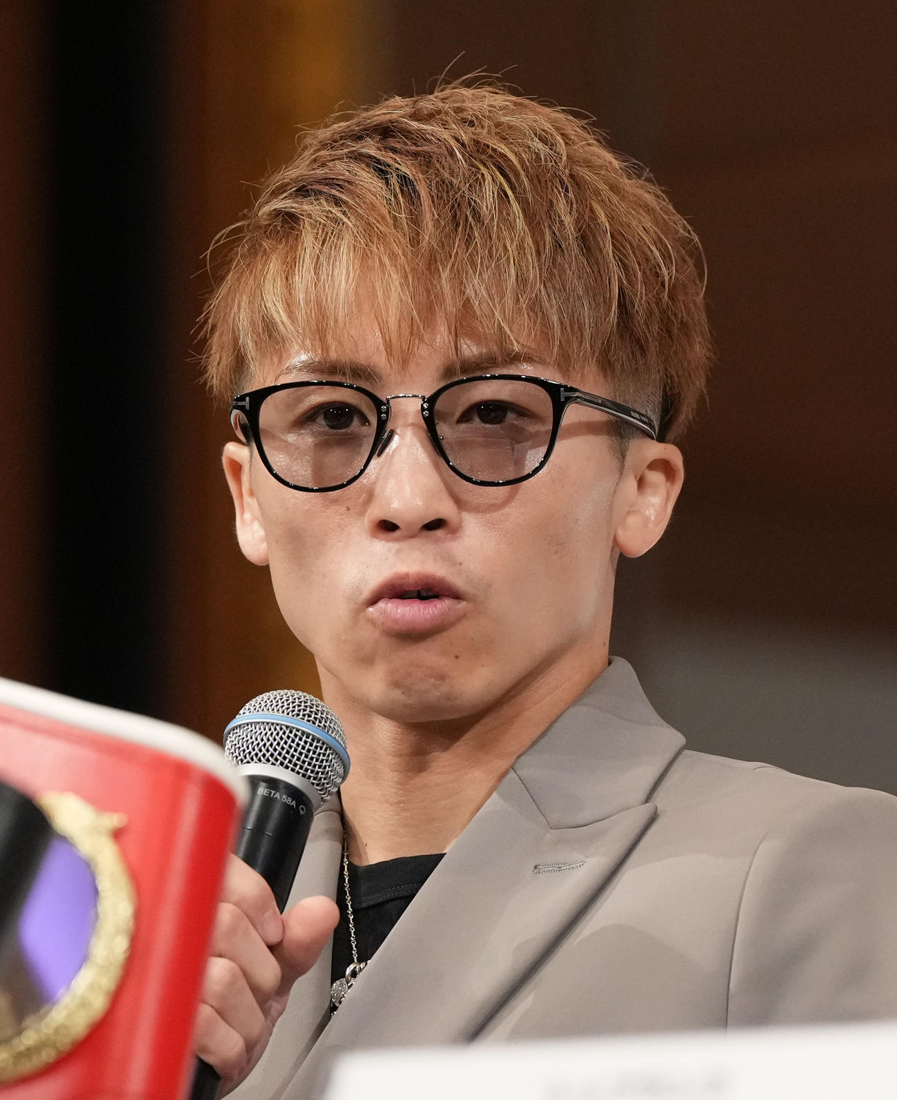 タイトルマッチに向け会見する井上（撮影・森本幸一）