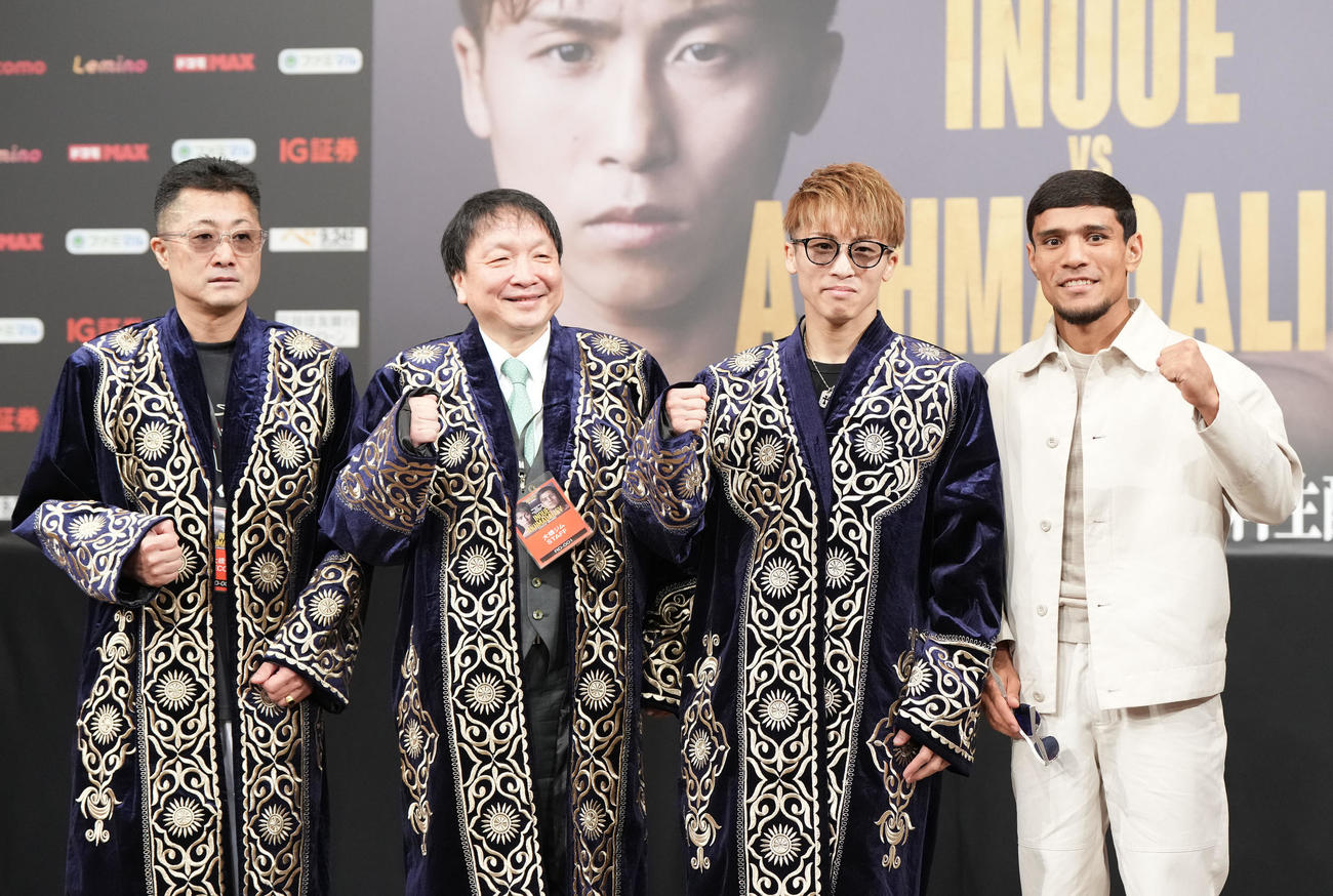 会見後、アフマダリエフ（右）からプレゼントされた民族衣装のチャパンを着用し記念撮影に納まる左から井上真吾トレーナー、大橋会長、井上（撮影・森本幸一）