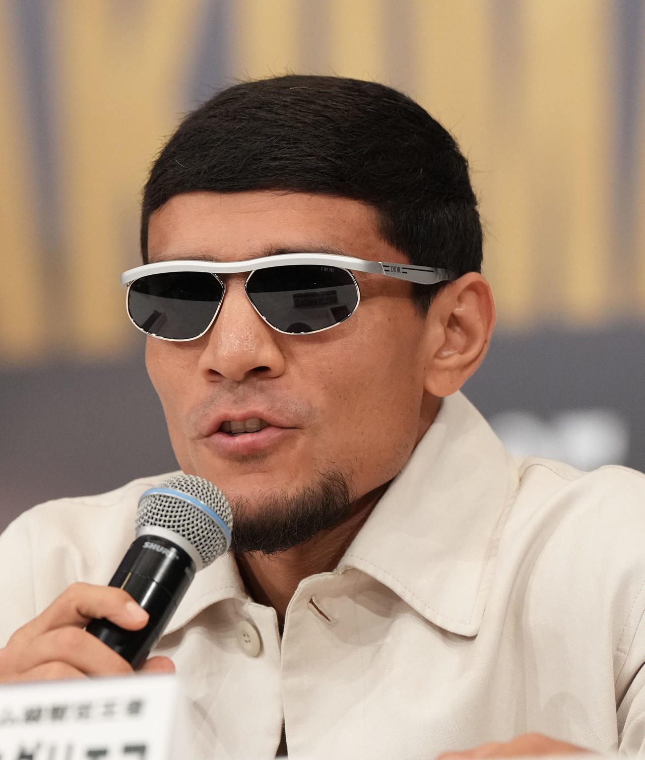 タイトルマッチに向け会見するアフマダリエフ（撮影・森本幸一）