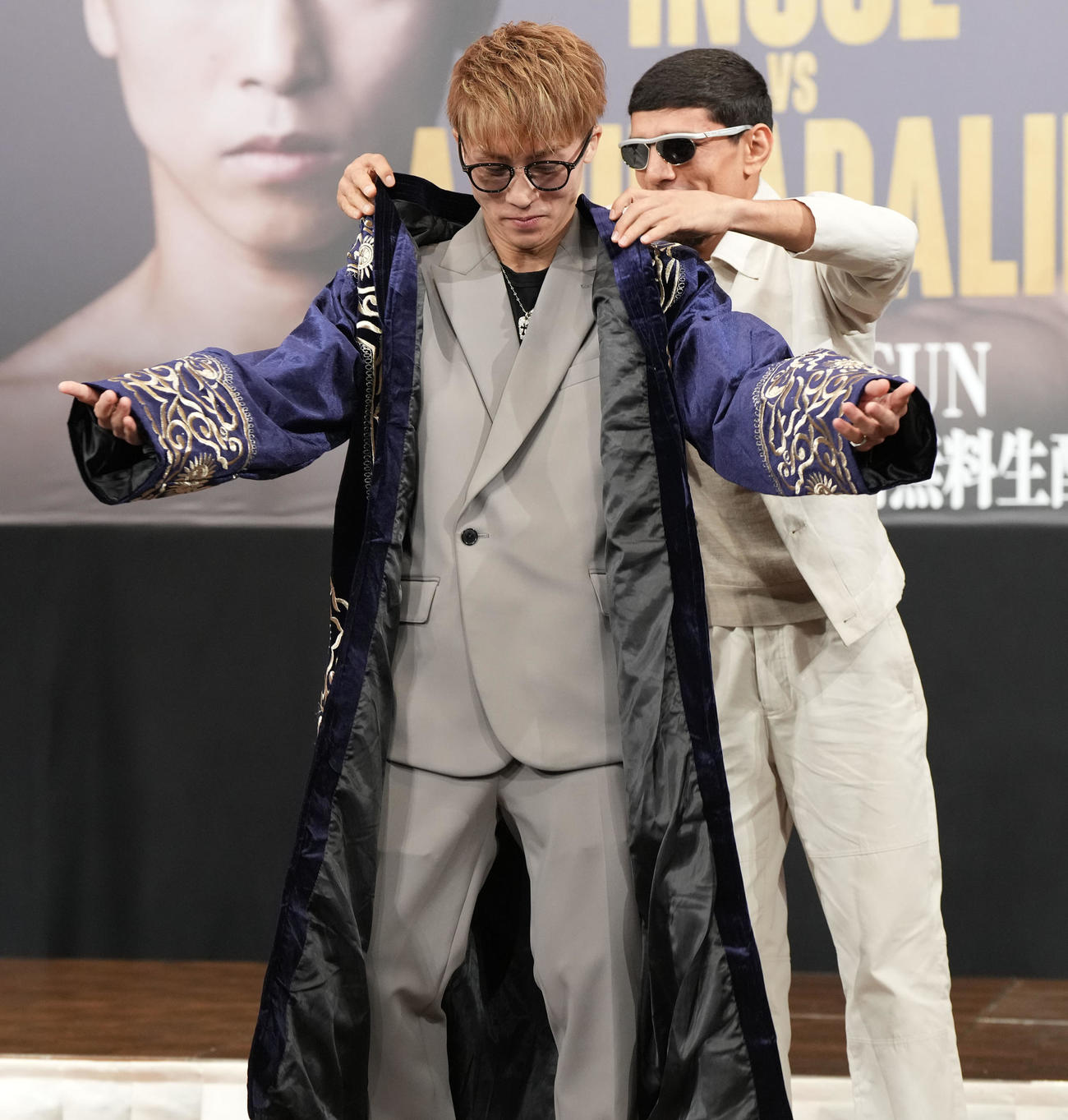 会見後、アフマダリエフ（右）は民族衣装のチャパンを井上へプレゼントする（撮影・森本幸一）