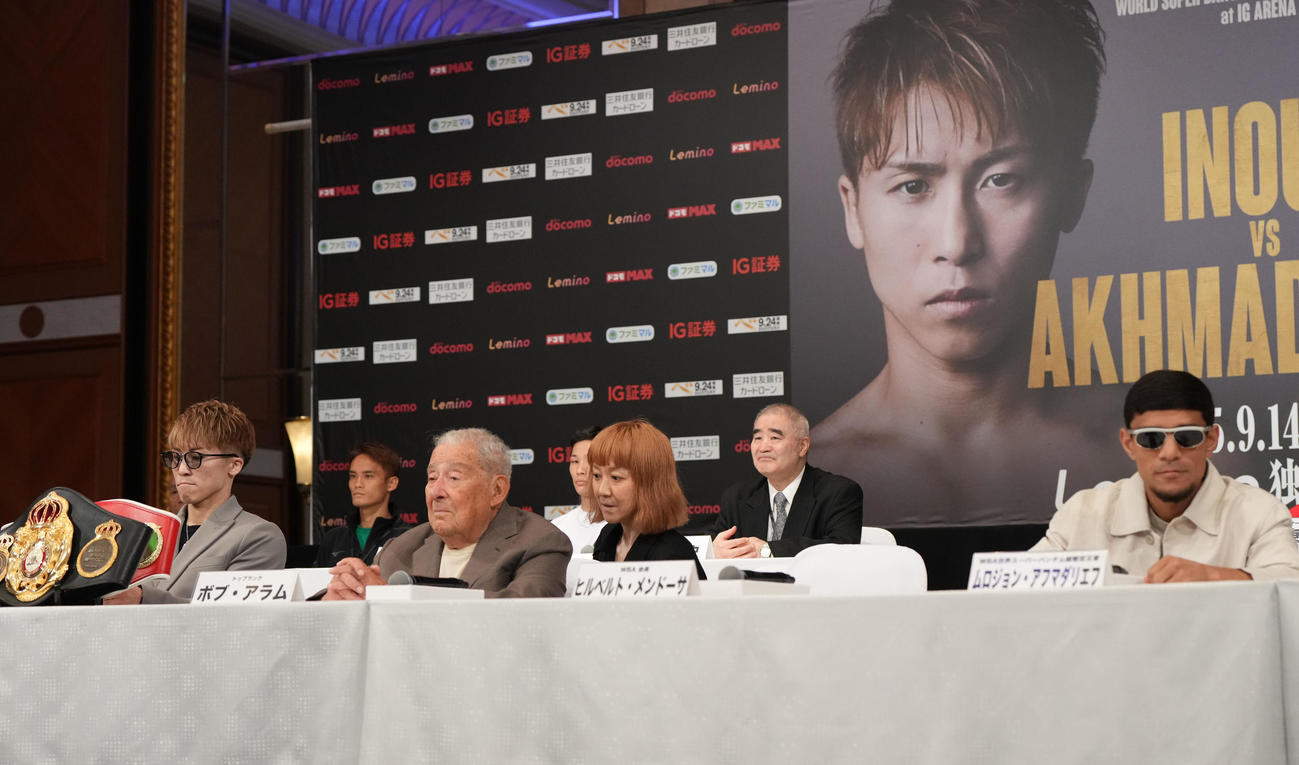 会見の席に着く井上（左）右はアフマダリエフ（撮影・森本幸一）